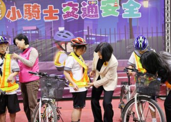 雲林小騎士配備LED反光背心　強化交通安全