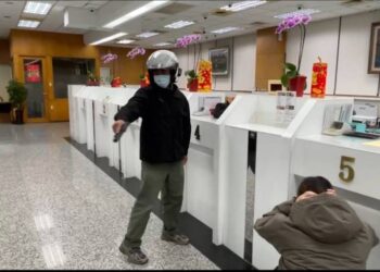 警鈴響、歹徒現! 前鎮分局警銀聯手防搶演練全程逼真上演