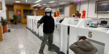 警鈴響、歹徒現！　前鎮分局警銀聯手防搶演練全程逼真上演