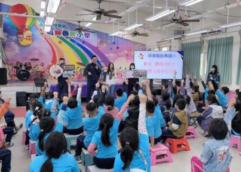 台中七旬婦獨自搭車南下訪友迷途　里港警熱心協助找到友人