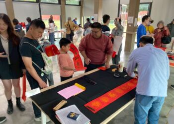 屏東書院新春揮毫贈春聯　書法墨香迎新年