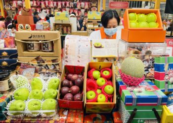 臺南蜜棗新加坡高島屋熱銷 黃偉哲市長攜手網紅直播帶貨 國際買氣再升溫