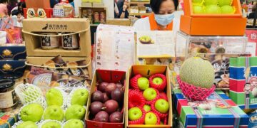 臺南蜜棗新加坡高島屋熱銷 黃偉哲市長攜手網紅直播帶貨 國際買氣再升溫