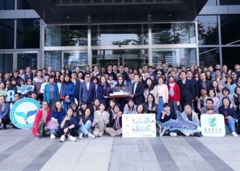 黃向文卸任副主委 海委會頒授最高榮譽海洋專業獎章  從三人撐起海保署、推海保法從無到有 管碧玲盛讚：最重要的專業夥伴!