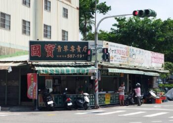 從熬煮四小時到拓展加盟　左營國寶青草茶的世代交棒