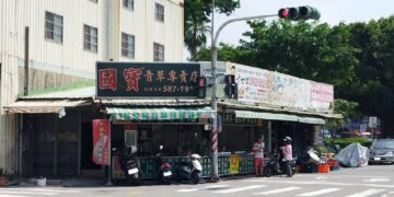 從熬煮四小時到拓展加盟 左營國寶青草茶的世代交棒