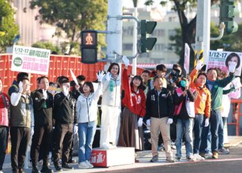 「初選衝刺! 邱議瑩率高雄議員群站路口、展最強母雞氣勢」