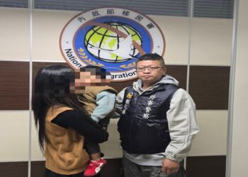 幼童無人照顧陷困境  外事巡佐暖心伸援化解危機