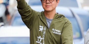 賴瑞隆初選出線　車掃感謝民意支持  尹立贈「隆係立啦」手牌傳心意