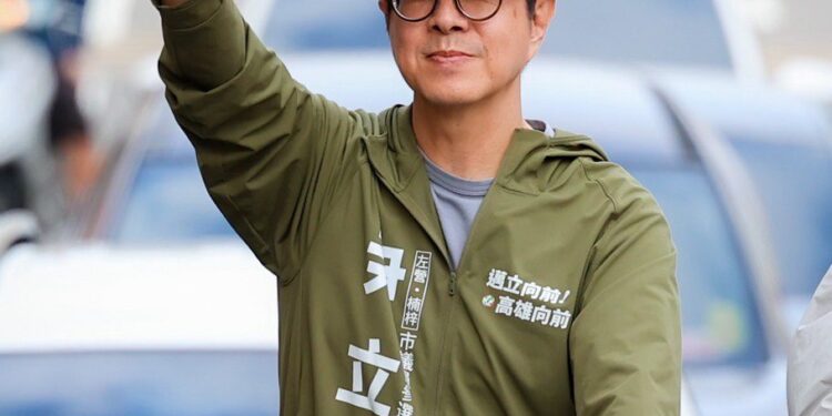 賴瑞隆初選出線　車掃感謝民意支持  尹立贈「隆係立啦」手牌傳心意