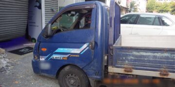 小貨車爆衝撞毀鐵捲門　警方迅速到場處理