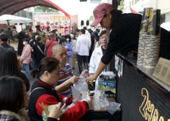 嘉市虎爺會行善團有愛寒冬送暖  餐車市集結合公益義剪關懷弱勢