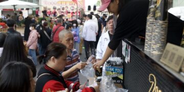 嘉市虎爺會行善團有愛寒冬送暖  餐車市集結合公益義剪關懷弱勢
