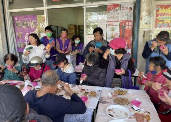 寒冬暖心相伴　陳麗珍議員攜人安送溫暖