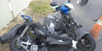 鳳山區保南一路與七成街口發生自小客與機車擦撞騎士受傷送醫