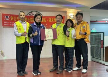 公私協力守護無家者！三重歲末餐會結合義剪、洗澡服務     讓街友清爽迎新年