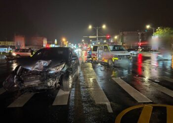 影音/自小客與救護車相撞 4人受傷送醫