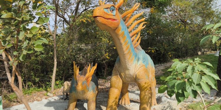 影音/全台首座原始森林恐龍樂園  百果山探索樂園重新開幕