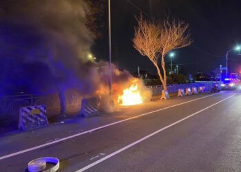 員警勤務中遇火燒車  情況危急英勇警救援駕駛