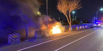 員警勤務中遇火燒車  情況危急英勇警救援駕駛