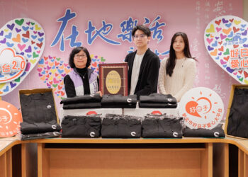 公私協力抵禦寒流!新北社會局代表受贈 1,850 件外套 大讚電競產業慈悲利他