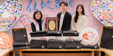 公私協力抵禦寒流!新北社會局代表受贈 1,850 件外套 大讚電競產業慈悲利他