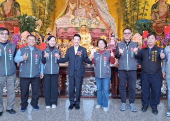 總統府副秘書長何志偉(左四) 11日到桃園龍潭普南宮祝賀胥遠芳(左三)前主委回任領航。