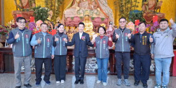 總統府副秘書長何志偉(左四) 11日到桃園龍潭普南宮祝賀胥遠芳(左三)前主委回任領航。