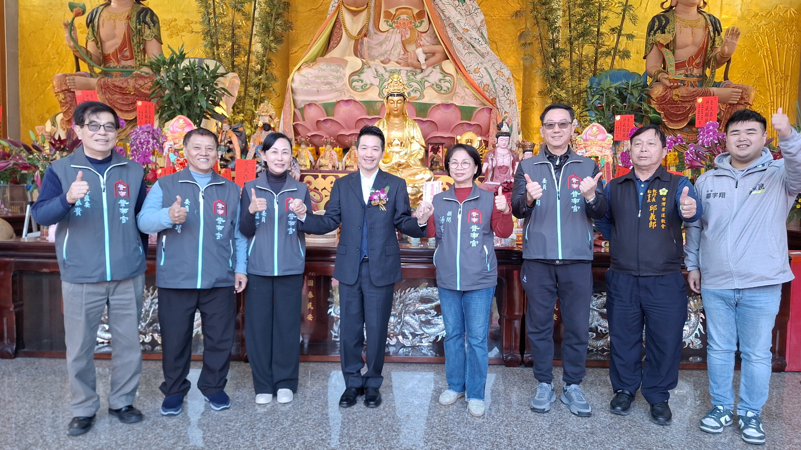 總統府副秘書長何志偉(左四) 11日到桃園龍潭普南宮祝賀胥遠芳(左三)前主委回任領航。