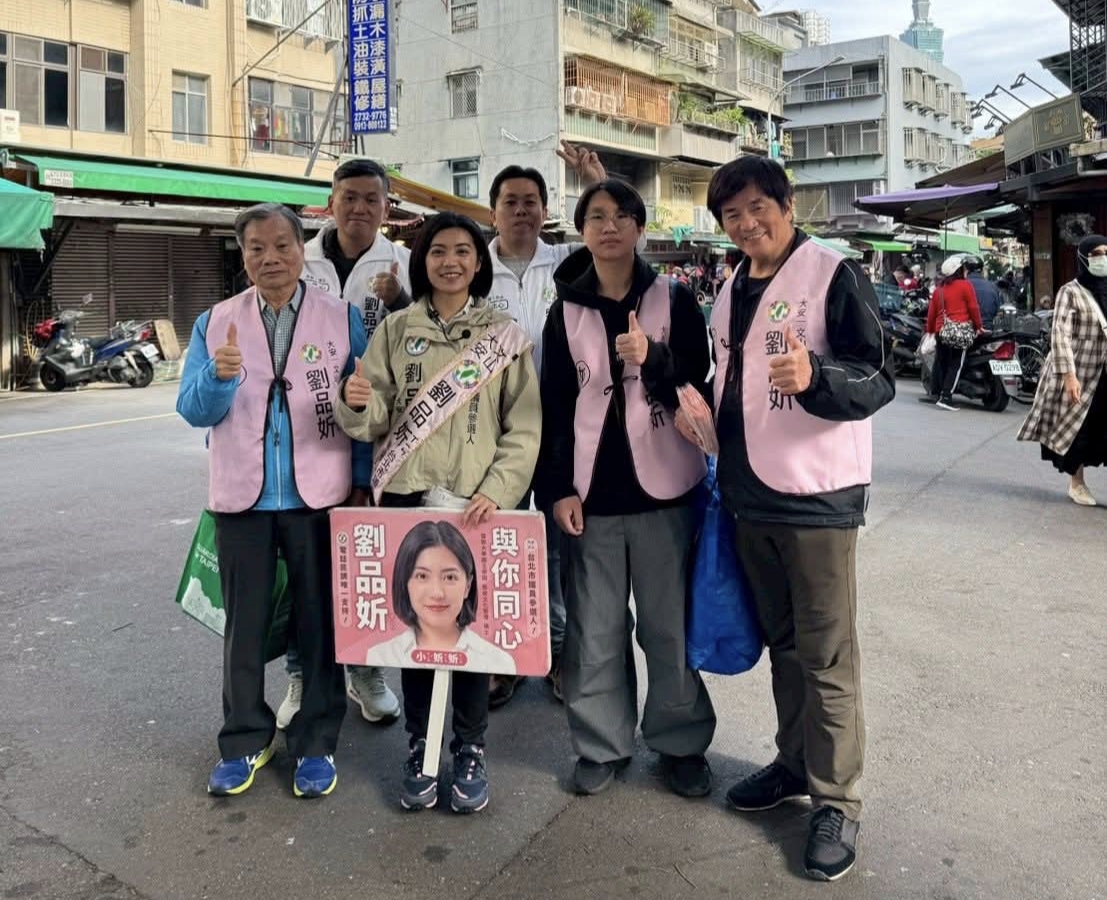 ▲大安文山區市議員參選人劉品妡勤於走入基層鄰里與市民互動。（圖／引用自劉品妡臉書）