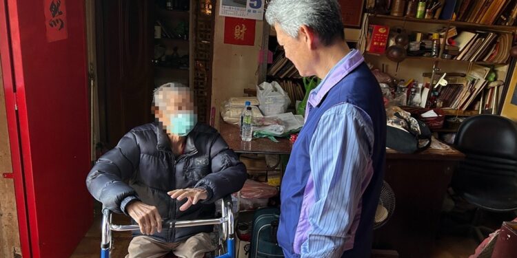 法內有情  彰化分署深入林間工寮關懷八旬病翁