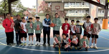 魏嘉賢攜手籃委會主委劉原良 捐贈吉安鄉三校百顆籃球