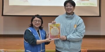 市公所贈黎明教養院愛心年菜 魏嘉彥與院生溫馨圍爐