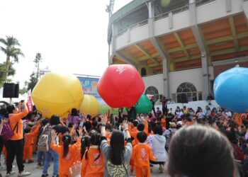 大手牽小手向愛前行 親子公益健行為聖心教養院送暖