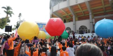 大手牽小手向愛前行 親子公益健行為聖心教養院送暖