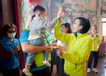 高雄市長參選人林岱樺和父母一起陪孩子長大 推普設親子館