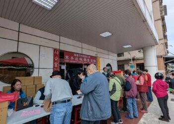 苓雅區公所攜手萬應公廟等單位　寒冬送暖關懷弱勢