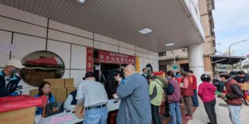 苓雅區公所攜手萬應公廟等單位　寒冬送暖關懷弱勢