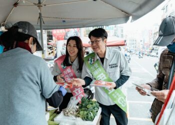 尹立偕藝術家妻「萬歲少女」連跑三站　  以設計斗方向市民拜早年