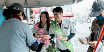 尹立偕藝術家妻「萬歲少女」連跑三站　  以設計斗方向市民拜早年