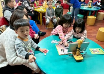 花蓮市圖AR互動繪本  提供親子雙語閱讀新體驗