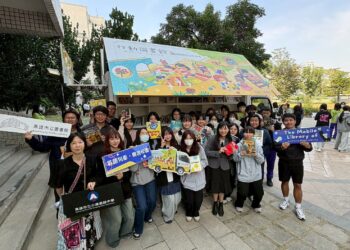 書香跨界！高市圖小港分館英語書車駛入小港高中　打造「雙語×SEL×社會創新」沉浸式閱讀課堂