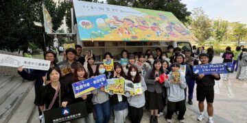 書香跨界！高市圖小港分館英語書車駛入小港高中　打造「雙語×SEL×社會創新」沉浸式閱讀課堂