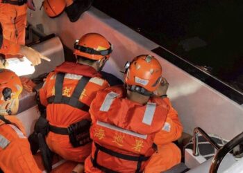 海巡人員聞聲馳援 落海民眾成功救援