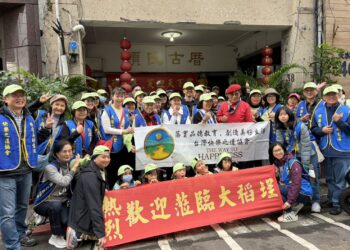 冒雨傳愛!台北大稻埕新年快閃行動 分送2500本《快樂之道》溫暖人心