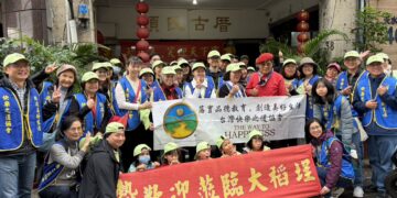 冒雨傳愛！台北大稻埕新年快閃行動　分送2500本《快樂之道》溫暖人心