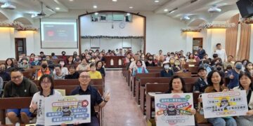 東港警結合教會、社區、廟宇市集宣導防詐與交通安全