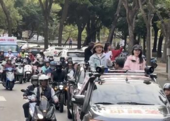 另類造勢超吸睛！　邱議瑩、黃捷號召「擋泥板騎士團」掃街衝勝選氣勢