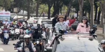 另類造勢超吸睛！　邱議瑩、黃捷號召「擋泥板騎士團」掃街衝勝選氣勢