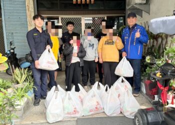 寒冬送暖送物資 里港警關懷弱勢家庭不遺餘力